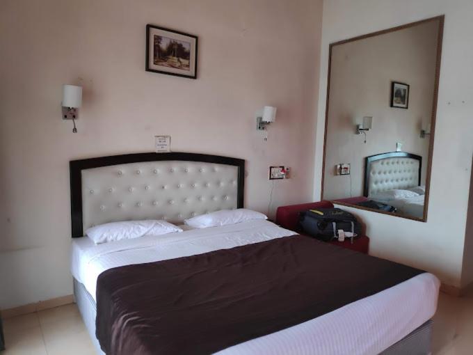 Whispering Woods Resort Лонавала Екстериор снимка
