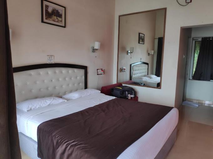 Whispering Woods Resort Лонавала Екстериор снимка
